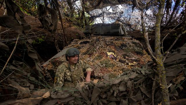 Un militaire ukrainien de la 22e brigade mécanisée séparée se tient devant une position d'artillerie, à la périphérie de Tchassiv Yar, le 19 avril 2024. [REUTERS - Thomas Peter]