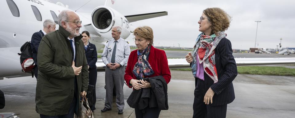 Viola Amherd et le secrétaire d'Etat du DFAE Alexandre Fasel accueillis à Bruxelles par Rita Adam, qui représente la Suisse à l'UE. [Keystone - Alessandro della Valle]