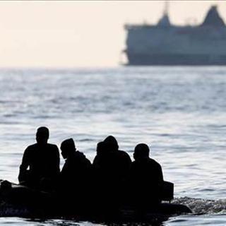 Des migrants sur un bateau. [Reuters - Peter Nicholls]