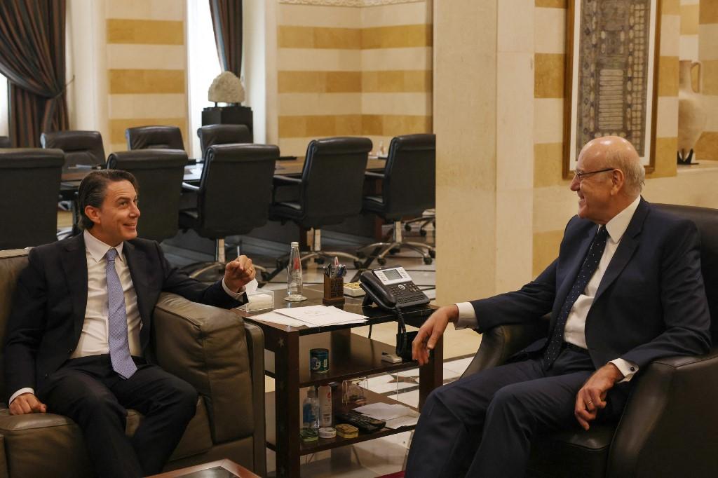 Amos Hochstein (à g.) a également rencontré le Premier ministre libanais Najib Mikati. [AFP - ANWAR AMRO]