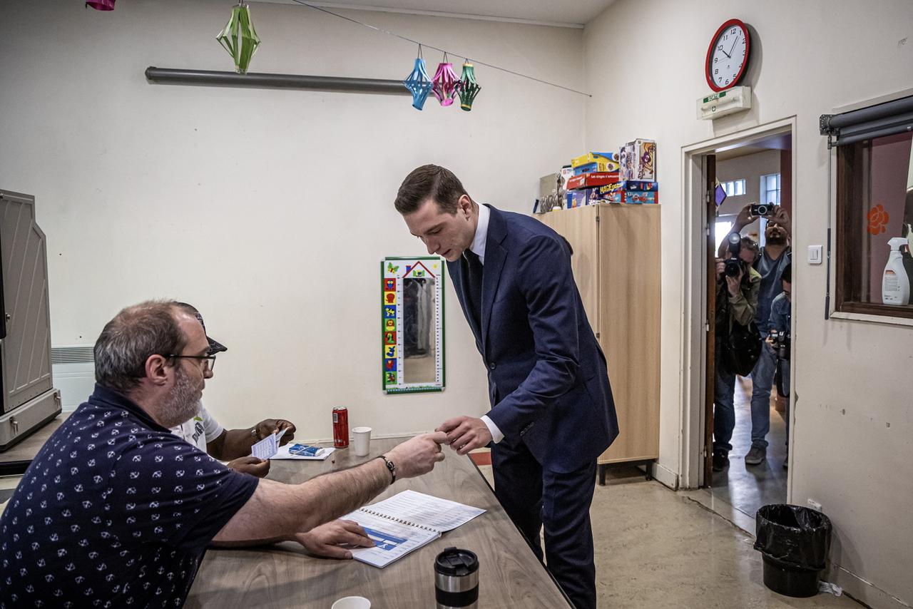 Jordan Bardella a voté à Garches dans les Hauts-de-Seine. [KEYSTONE - CHRISTOPHE PETIT TESSON]