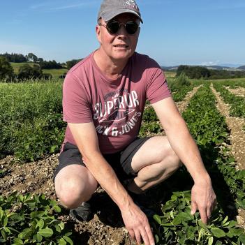 Daniel Schaller cultive des cacahuètes à Wünnewil dans le canton de Fribourg. [SRF]