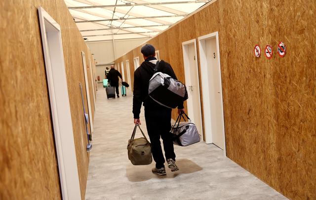 Un réfugié Ukrainien dans un logement temporaire en Allemagne après avoir fui la guerre (image d'illustration). [REUTERS - KAI PFAFFENBACH]