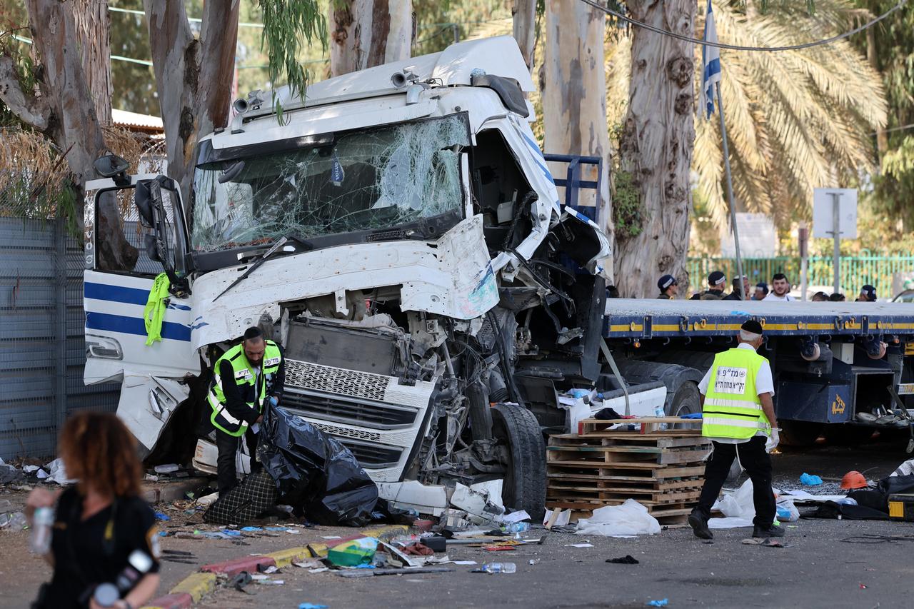 Le personnel d'urgence israélien travaille sur les lieux de l'attaque au camion à l'extérieur de la base militaire de Glilot près de Tel Aviv, Israël, 27 octobre 2024. [KEYSTONE - ABIR SULTAN]