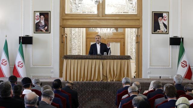 Le ministre des Affaires étrangères Hossein Amir-Abdoulahian fait son discours sur l'attaque contre Israël. [Keystone - EPA/Abedin Taherkenareh]