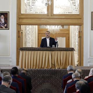 Le ministre des Affaires étrangères Hossein Amir-Abdoulahian fait son discours sur l'attaque contre Israël. [Keystone - EPA/Abedin Taherkenareh]