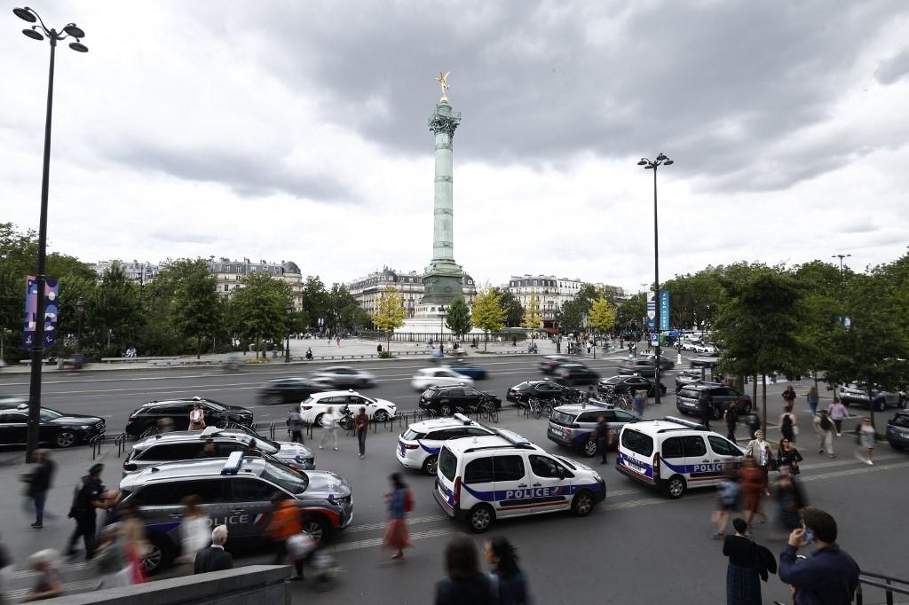 Des véhicules de police sur la place de la Bastille. [AFP - SAMEER AL-DOUMY]