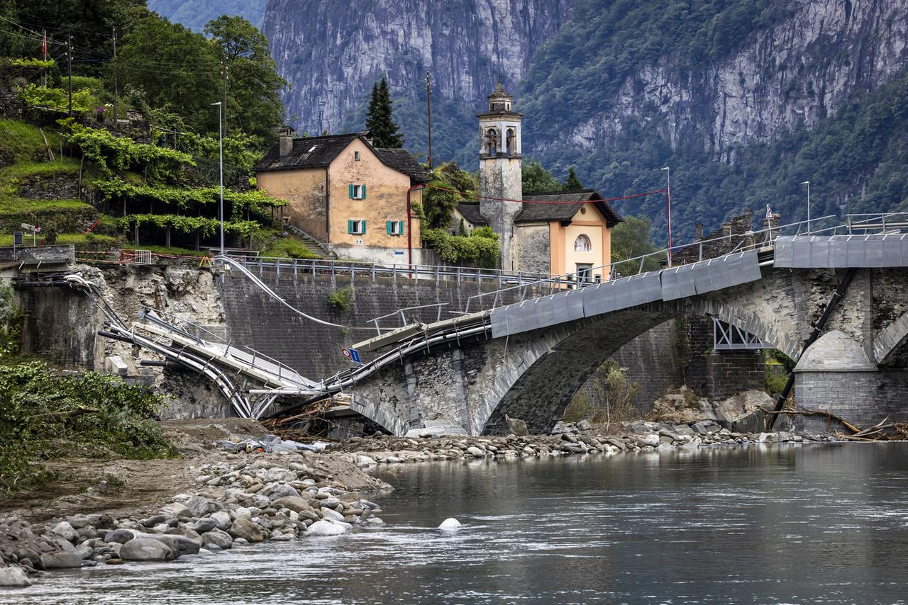 Au Tessin, l’armée construit ces jours dans la commune de Cevio un pont de substitution à celui de Visletto, détruit lors des intempéries de fin juin. [KEYSTONE - MICHAEL BUHOLZER]