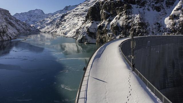 Le barrage hydroélectrique de Mauvoisin photographié ici le 14 janvier 2022 à Bagnes (VS). [Keystone - Cyril Zingaro]