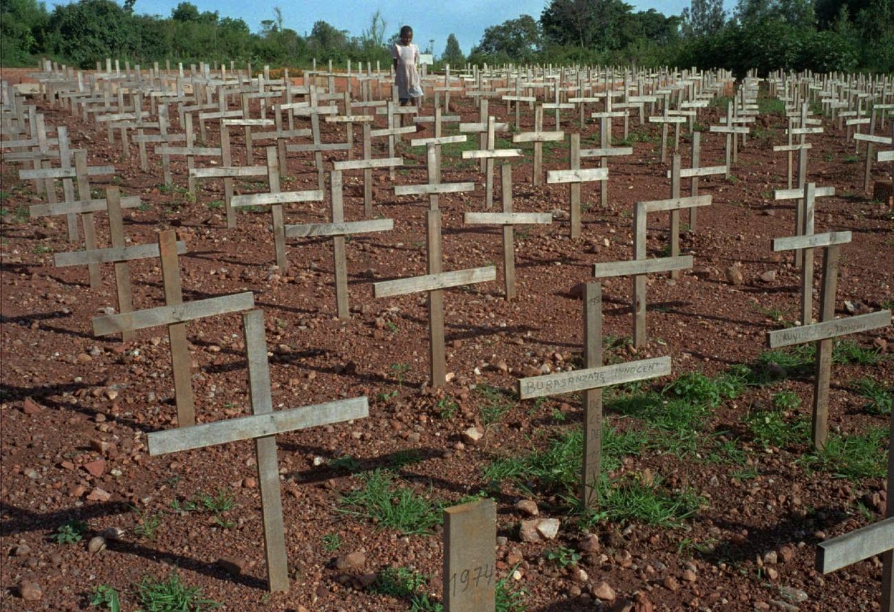 Un cimetière à l'extérieur de Kigali, photographié en 1996, dans lequel des milliers de personnes tuées lors du génocide ont été enterrées. [KEYSTONE - RICARDO MAZALAN]