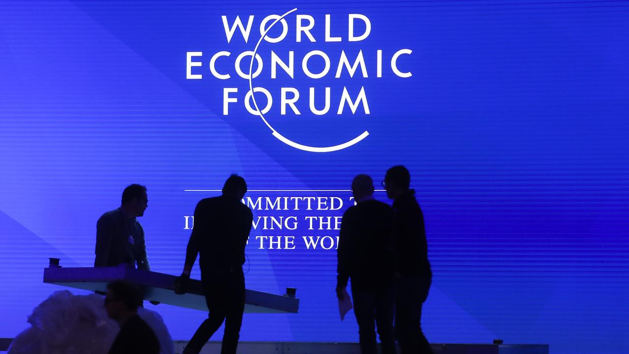 Des personnes installent la scène principale du Forum économique mondial 2019, WEF, à Davos. [Keystone - AP Photo/Markus Schreiber]