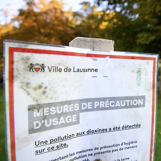 Un panneau d'information sur les mesures de précaution liées à la pollution des sols aux dioxines dans la région lausannoise. [Keystone - Laurent Gillieron]