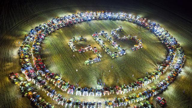 Environ 250 tracteurs ont formé un SOS géant dans les environs d'Echallens (VD). [KEYSTONE - VALENTIN FLAURAUD]