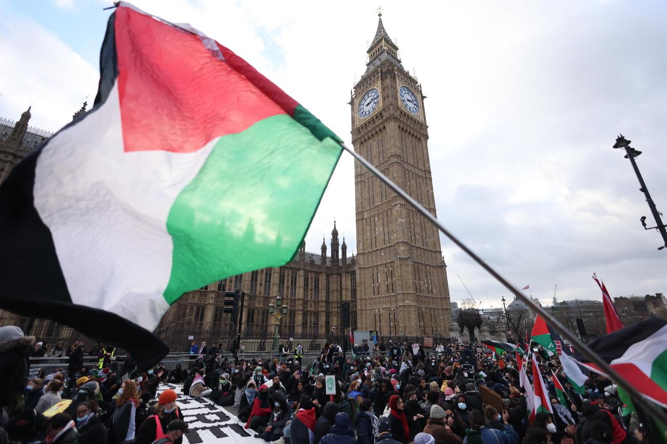 Des manifestants pro-palestiniens exigeant un cessez-le-feu entre Israël et le Hamas ont bloqué des rues proches du Parlement britannique samedi à Londres. [Keystone - EPA/Neil Hall]