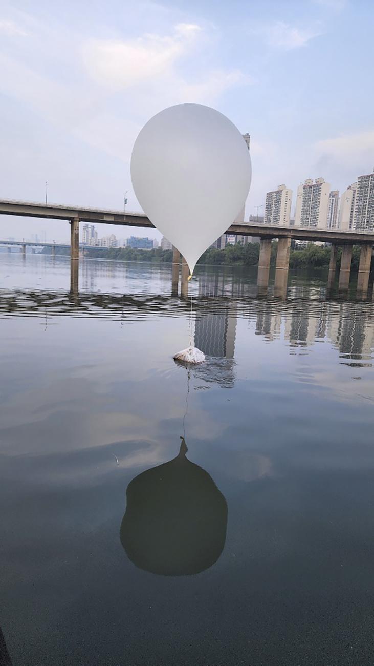 Une photo fournie par  l'état-major interarmées de Séoul montre un ballon envoyé, selon la Corée du Sud, par Pyongyang, sur la rivière Han à Séoul, le dimanche 9 juin 2024. [KEYSTONE]
