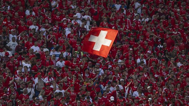 La Suisse retient son souffle avant le choc contre l'Angleterre en quart de finale de l'Euro 2024. [Keystone - Peter Klaunzer]