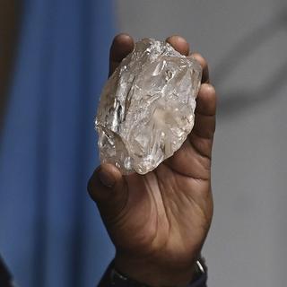 Le diamant de 2492 carats trouvés le 22 août 2024 au Botswana. [Keystone - AP Photo]