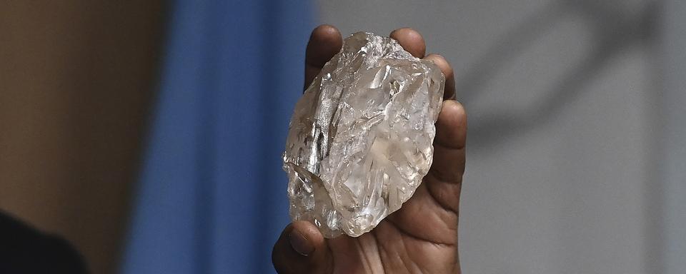 Le diamant de 2492 carats trouvés le 22 août 2024 au Botswana. [Keystone - AP Photo]