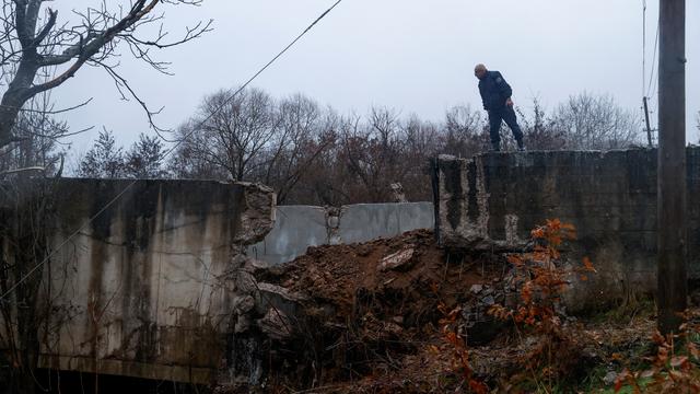 Un officier de police patrouille près du canal endommagé dans le nord du Kosovo fournissant de l'eau à deux centrales électriques au charbon qui génèrent presque toute l'électricité du pays, à Varage, près de Zubin Potok, au Kosovo le 30 novembre 2024. [REUTERS - Valdrin Xhemaj]