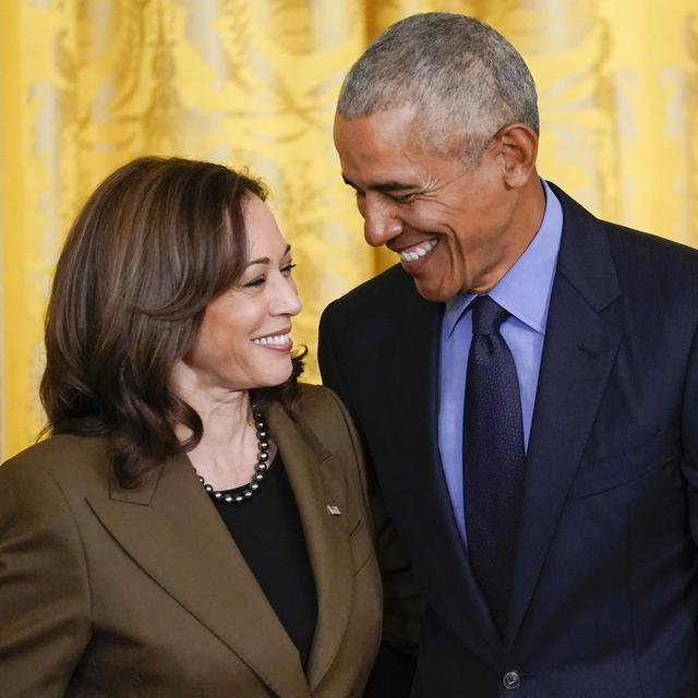 Barack et Michelle Obama annoncent à leur tour soutenir Kamala Harris. [AP Photo/Keystone - Carolyn Kaster]