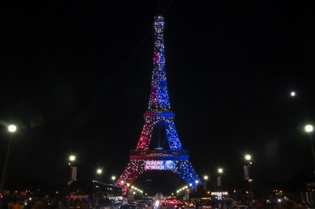 "Bienvenue Neymar" inscrit sur la tour Eiffel pour l'arrivée du footballeur brésilien. [AFP - OLIVIER MORIN]