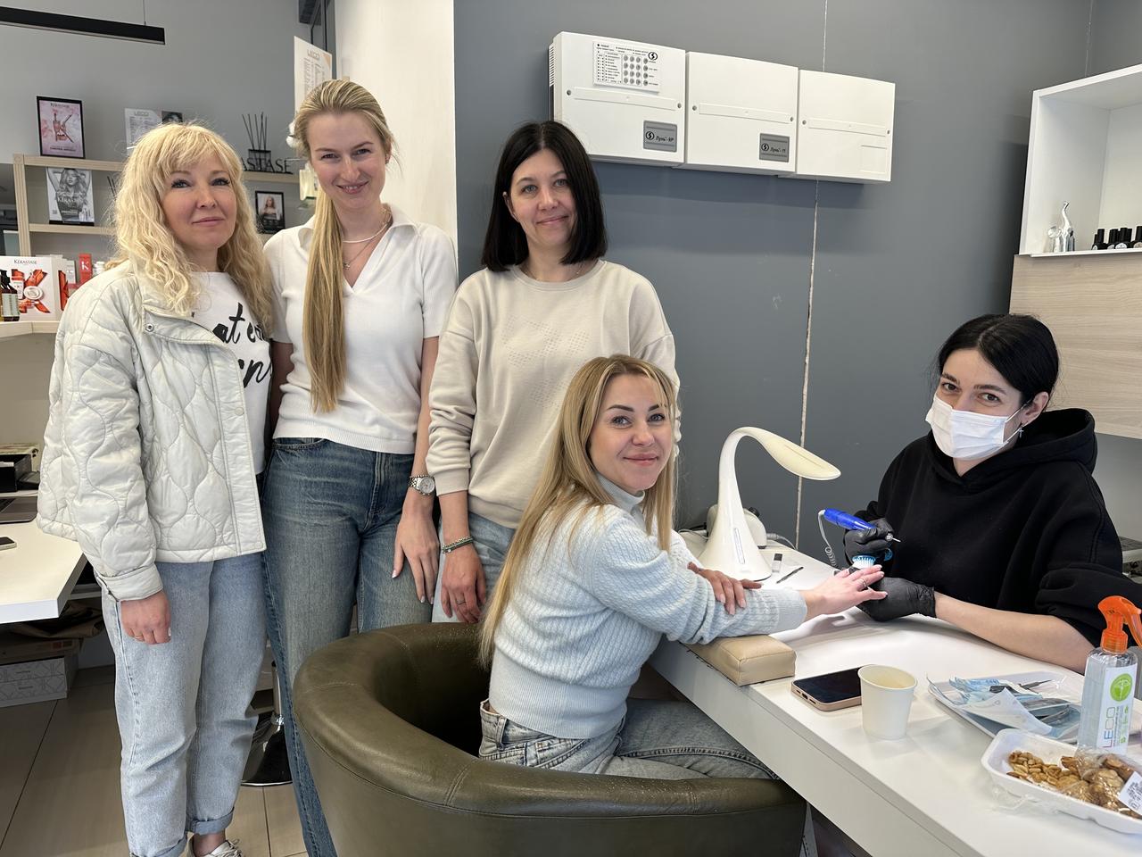 Yulia était sur place le jour de la frappe sur un immeuble du centre de Kharkiv, en train d'effectuer une manucure. Quarante-huit heures plus tard, elle est de nouveau au travail. [RTS - Maurine Mercier]