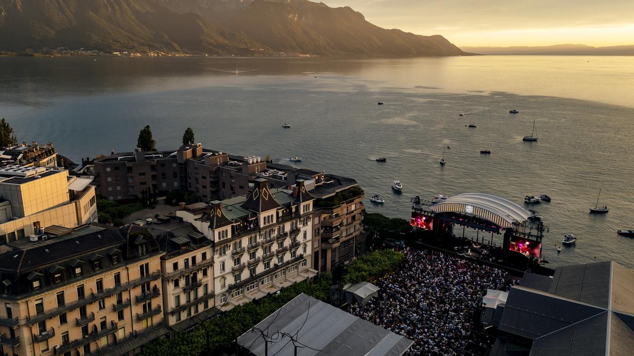 Vue aérienne du concert du musicien de jazz Trombone Shorty et Orleans Avenue sur la scène du lac lors du 58e Montreux Jazz Festival (MJF) le 5 juillet 2024. [Keystone - JEAN-CHRISTOPHE BOTT]