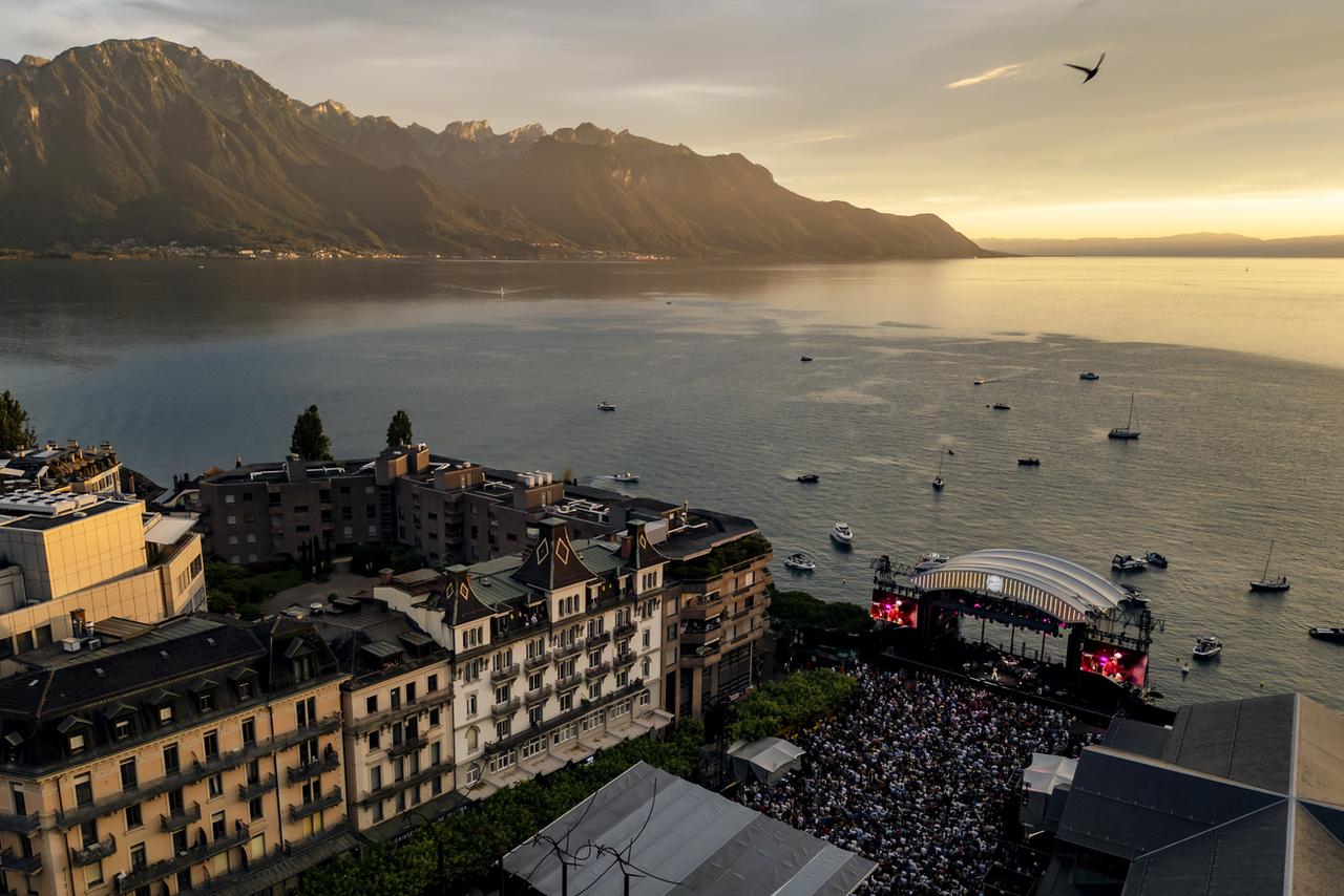 Vue aérienne du concert du musicien de jazz Trombone Shorty et Orleans Avenue sur la scène du lac lors du 58e Montreux Jazz Festival (MJF) le 5 juillet 2024. [Keystone - JEAN-CHRISTOPHE BOTT]