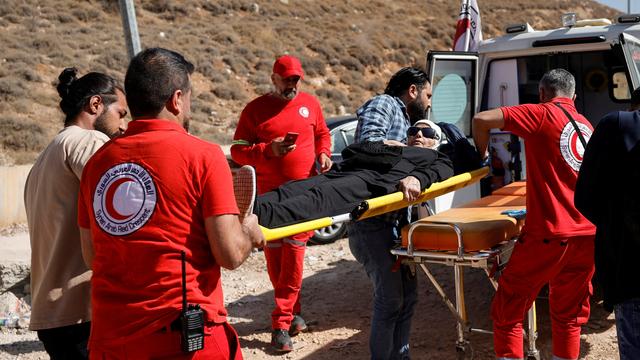 Des milliers de Libanais fuient pour éviter les frappes israéliennes sur leurs villages et la Croix-Rouge locale intervient pour aider les blessés. [REUTERS - Louisa Gouliamaki]