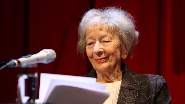 La voix de la poétesse polonaise décédée Wislawa Szymborska, Prix Nobel de littérature 1996, a été recréée par IA pour un faux entretien par radio. [Keystone/EPA - Jacek Bednarczyk]