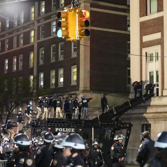 La police tente de déloger les manifestants pro-Palestine de l'Université de Columbia. [Keystone - EPA/Stephani Spindel]