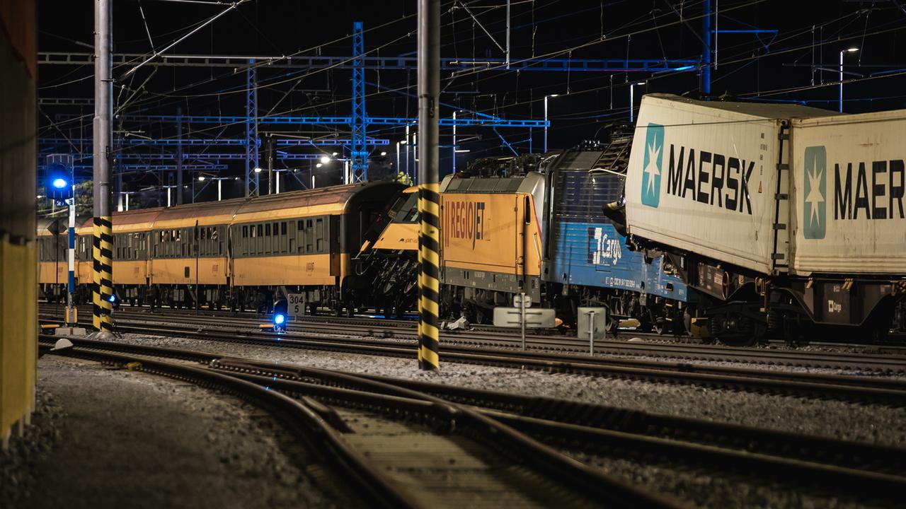 Deux trains sont entrés en collision à Pardubice, dans le centre de la République tchèque. [KEYSTONE - JIRI SEJKORA]