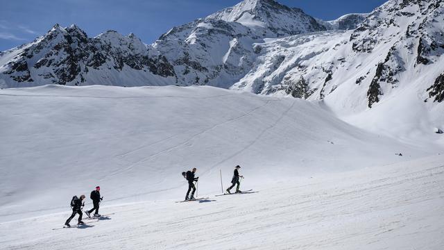 Des randonneurs s'exercent le long du parcours de la Patrouille des Glaciers. [Keystone - Jean-Christophe Bott]