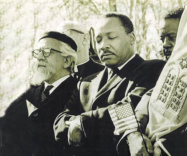 Le pasteur Martin Luther King Jr., ici aux côtés du rabbin Abraham Joshua Heschel lors d'une marche contre la guerre au Vietnam le 6 février 1968, s'est notoirement prononcé en faveur du sionisme. [John C. Goodwin]