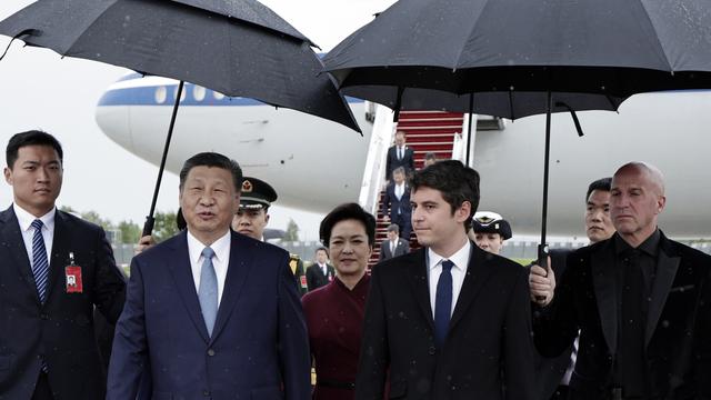 Le président chinois Xi Jinping, au centre gauche, et son épouse Peng Liyuan, au centre, sont accueillis par le Premier ministre français Gabriel Attal, à gauche, à l'aéroport d'Orly, au sud de Paris, le dimanche 5 mai 2024. [KEYSTONE - STEPHANE DE SAKUTIN]