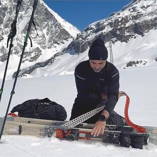 Les skis électriques et pliables. [RTS - E Skimo.Swiss]