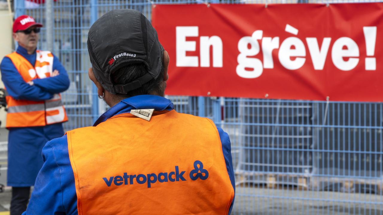 Le personnel de Vetropack se met en grève à St-Prex. [Keystone]