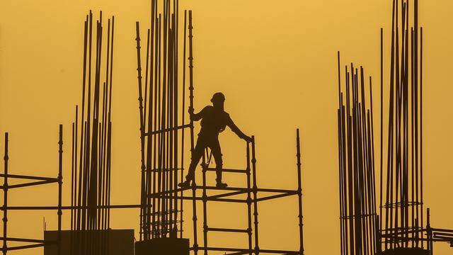 Un ouvrier indien en train de travailler sur un chantier du Gujarat lors d'une canicule en Asie du Sud-Est. [Keystone/EPA - Divyakant Solanki]