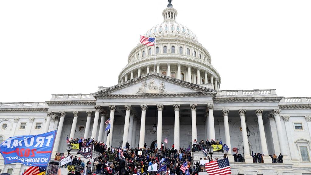 Les plus de 1500 inculpés après l'attaque du Capitole espèrent la grâce présidentielle de Donald Trump. [AFP - Tasos Katopodis/Getty Images]