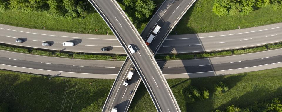 Des voitures et des camions circulent sur l'autoroute A1 dans la région d'Ecublens (Vaud). [Keystone - Laurent Gillieron]