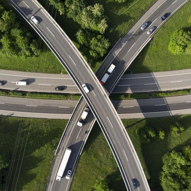 Des voitures et des camions circulent sur l'autoroute A1 dans la région d'Ecublens (Vaud). [Keystone - Laurent Gillieron]