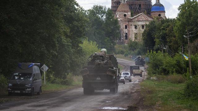 Des véhicules militaires circulent près de la frontière russo-ukrainienne dans la région de Sumy, en Ukraine, le 13 août 2024. [Keystone - AP Photo/Evgeniy Maloletka]