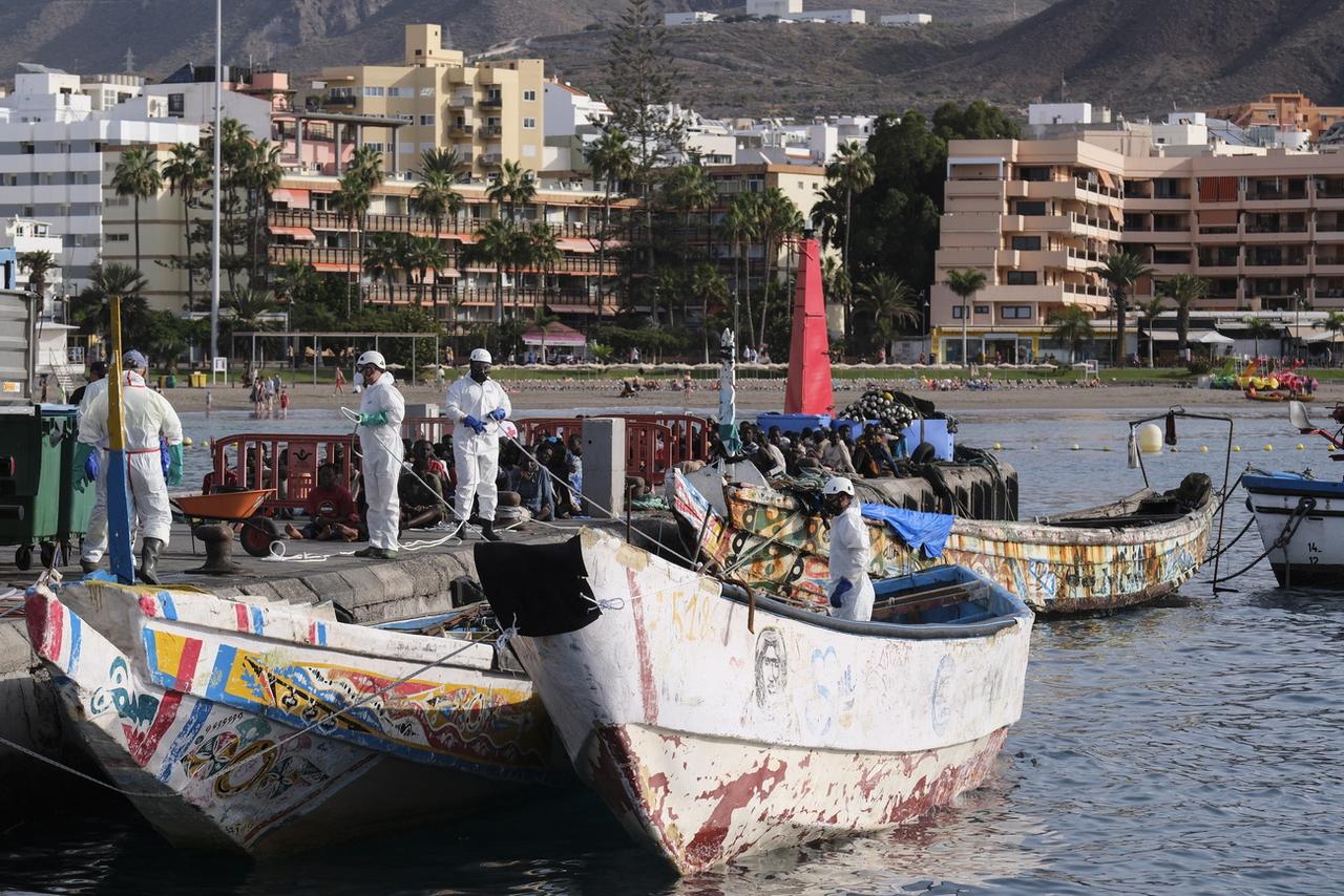 Les migrants africains tentent de rejoindre l'archipel espagnol à l'aide d'embarcations précaires. Sur cette image datée du 23 octobre 2023, les deux chaloupes au premier plan transportaient en tout 158 personnes. [KEYSTONE - ALBERTO VALDES]