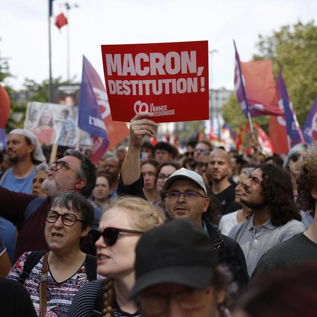 Manifestations suivies dans toute la France "contre Emmanuel Macron" et le choix de son nouveau Premier ministre [EPA/KEYSTONE - YOAN VALAT]