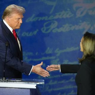 Donald Trump et Kamala Harris se serre la main, avant leur premier débat pour l'élection présidentielle 2024. Philadelphie, le 10 septembre 2024. [AP Photo/KEYSTONE - Alex Brandon]