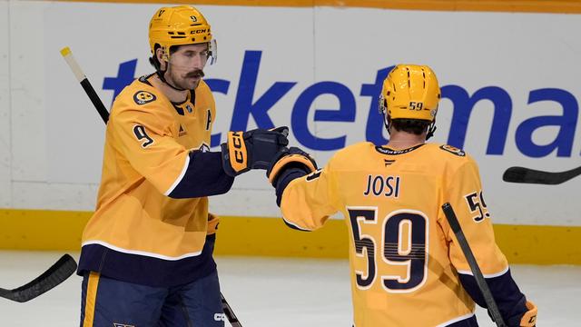 Roman Josi célèbre son but avec Filip Forsberg. [KEYSTONE - GEORGE WALKER IV]