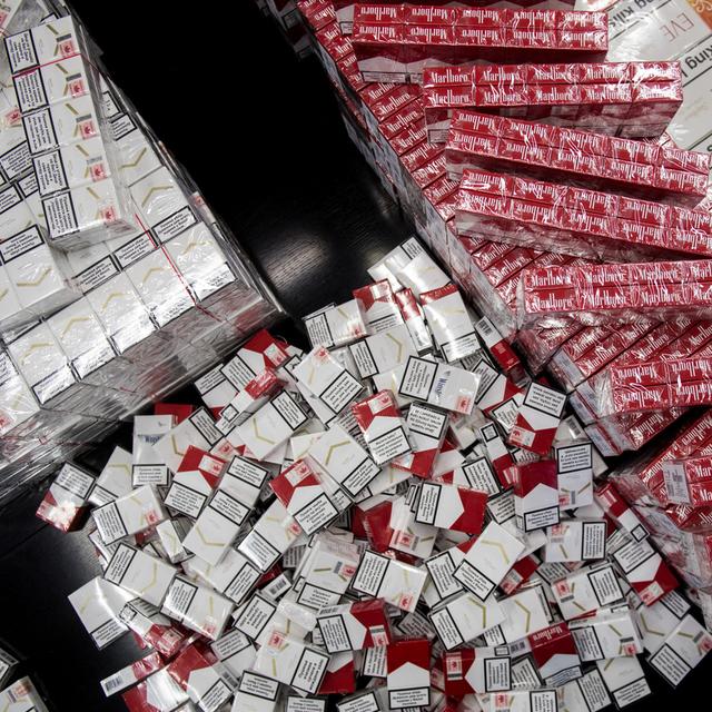 Paquets de cigarettes saisis par la Direction des douanes de Lugano, photographiés le mardi 22 novembre 2016. [KEYSTONE Ti-Press - Gabriele Putzu]
