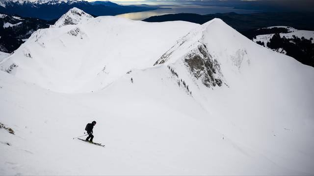 Un skieur décède après une chute à Moléson-sur-Gruyères (image d'illustration). [KEYSTONE - JEAN-CHRISTOPHE BOTT]