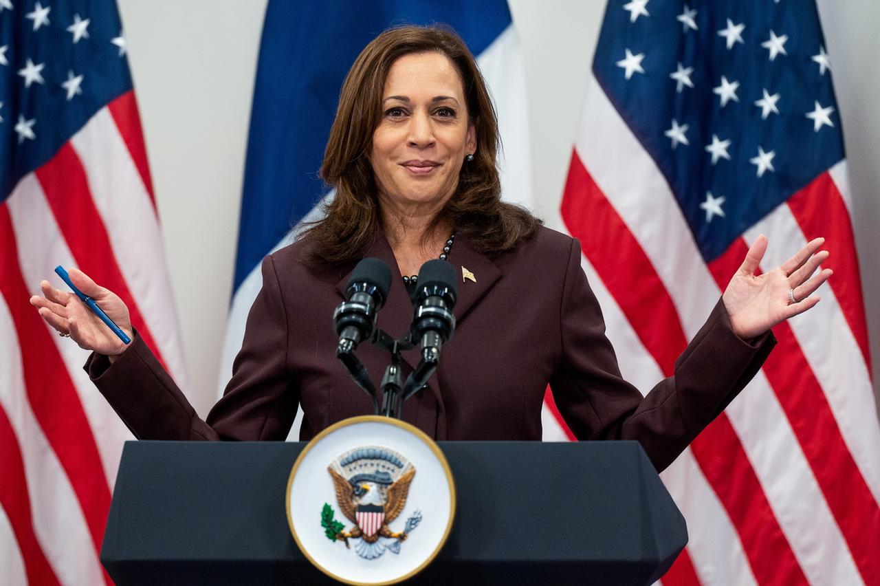 La vice-présidente Kamala Harris s'exprime lors d'une conférence de presse à l'hôtel Intercontinental à Paris, France, le 12 novembre 2021. [KEYSTONE - LAURENT ZABULON / POOL]