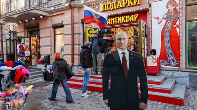 Une découpe en papier de Vladimir Poutine dans les rues de Moscou. [AFP - YURI KOCHETKOV]